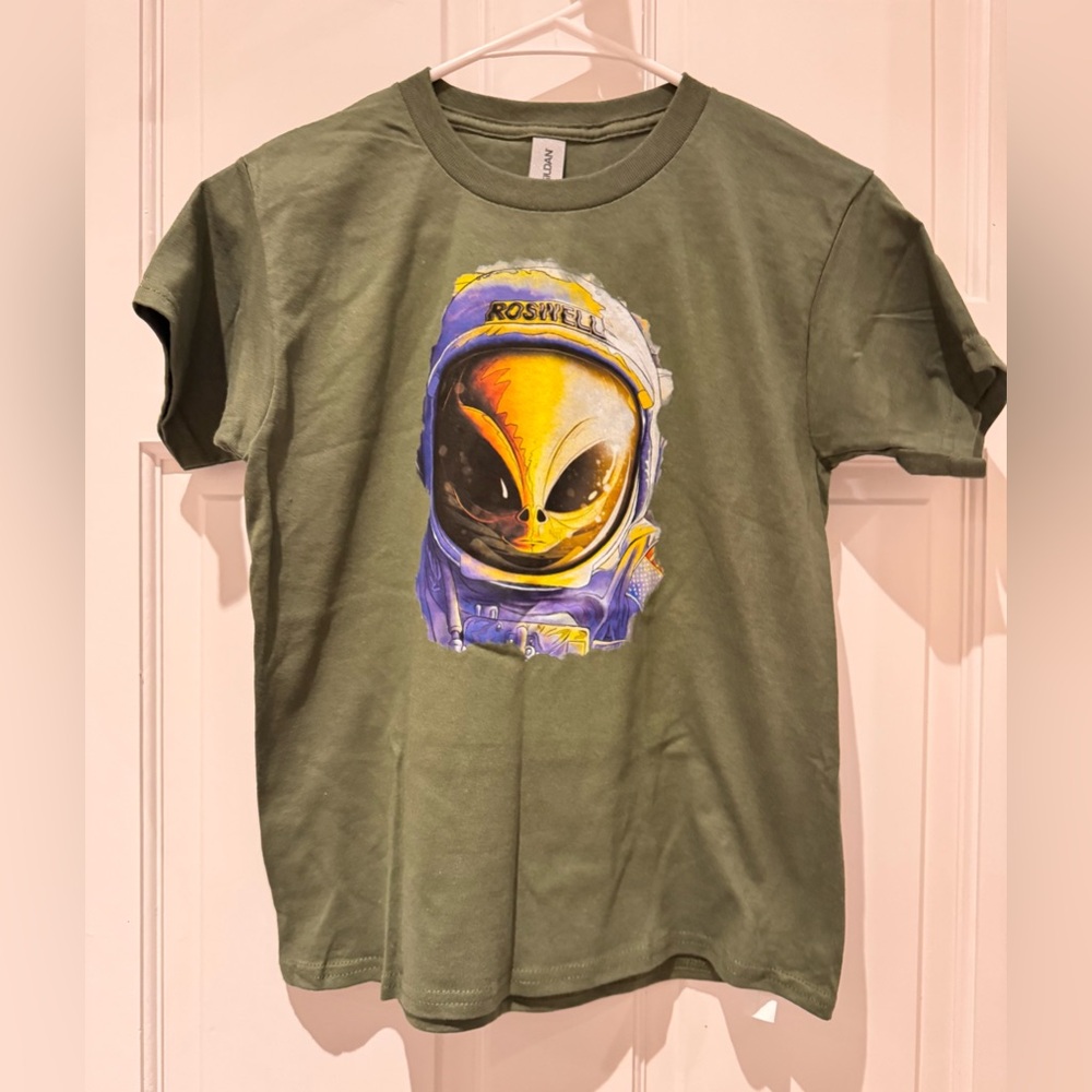 Roswell New Mexico Alien Graphic T-Shirt – Youth Small – Olive Green